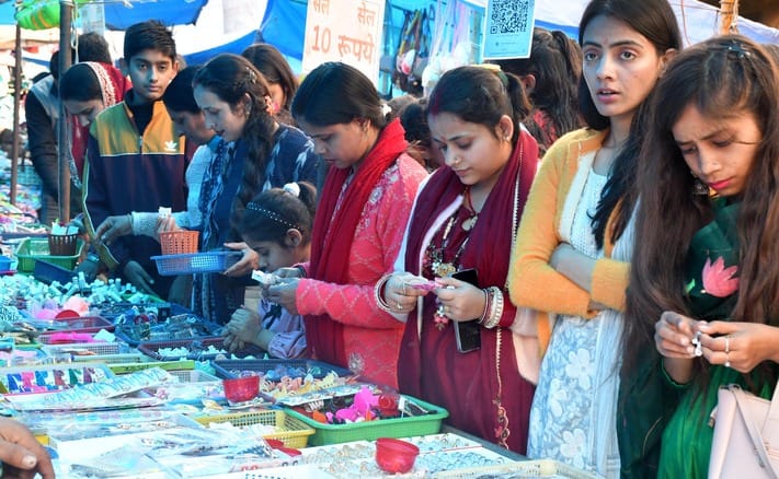 हमीरपुर शहर में स्थित शिवमंदिर में शिवलिंग पर जल चढ़ाते नन्हे भक्त। संवाद। हमीरपुर शहर में स्थित शिवमंदिर में शिवलिंग पर जल चढ़ाते नन्हे भक्त। संवाद।