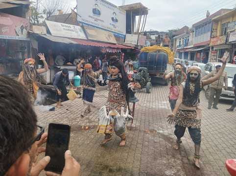 हमीरपुर शहर में स्थित शिवमंदिर में शिवलिंग पर जल चढ़ाते नन्हे भक्त। संवाद। हमीरपुर शहर में स्थित शिवमंदिर में शिवलिंग पर जल चढ़ाते नन्हे भक्त। संवाद।