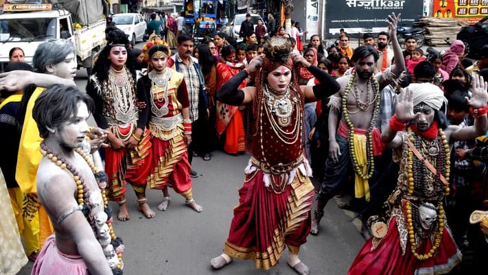 हमीरपुर शहर में स्थित शिवमंदिर में शिवलिंग पर जल चढ़ाते नन्हे भक्त। संवाद। हमीरपुर शहर में स्थित शिवमंदिर में शिवलिंग पर जल चढ़ाते नन्हे भक्त। संवाद।