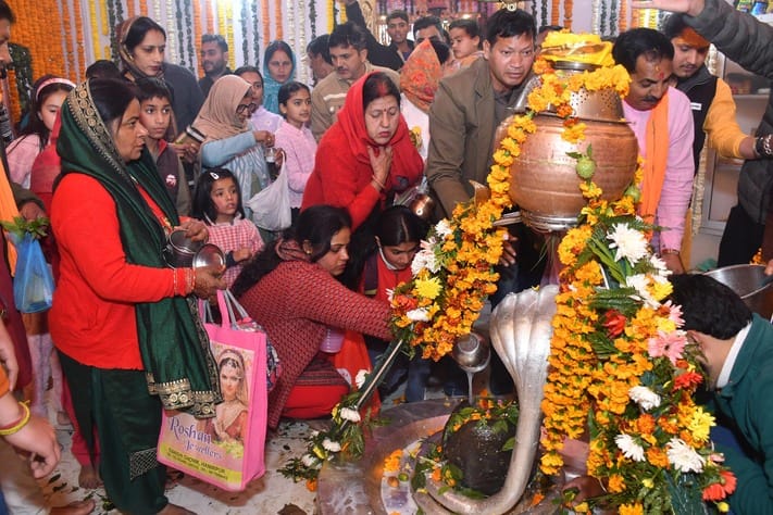हमीरपुर शहर में स्थित शिवमंदिर में शिवलिंग पर जल चढ़ाते नन्हे भक्त। संवाद। हमीरपुर शहर में स्थित शिवमंदिर में शिवलिंग पर जल चढ़ाते नन्हे भक्त। संवाद।