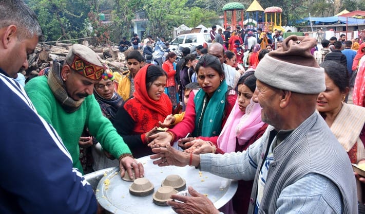 हमीरपुर शहर में स्थित शिवमंदिर में शिवलिंग पर जल चढ़ाते नन्हे भक्त। संवाद। हमीरपुर शहर में स्थित शिवमंदिर में शिवलिंग पर जल चढ़ाते नन्हे भक्त। संवाद।