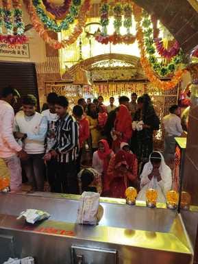 हमीरपुर शहर में स्थित शिवमंदिर में शिवलिंग पर जल चढ़ाते नन्हे भक्त। संवाद। हमीरपुर शहर में स्थित शिवमंदिर में शिवलिंग पर जल चढ़ाते नन्हे भक्त। संवाद।