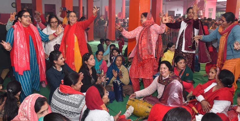 हमीरपुर शहर में स्थित शिवमंदिर में शिवलिंग पर जल चढ़ाते नन्हे भक्त। संवाद। हमीरपुर शहर में स्थित शिवमंदिर में शिवलिंग पर जल चढ़ाते नन्हे भक्त। संवाद।