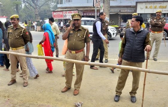 हरप्रसाद मंदिर में भोलेनाथ का जलाभिषेक करते शिव भक्त। संवाद हरप्रसाद मंदिर में भोलेनाथ का जलाभिषेक करते शिव भक्त। संवाद