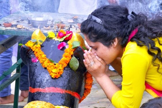 हरप्रसाद मंदिर में भोलेनाथ का जलाभिषेक करते शिव भक्त। संवाद हरप्रसाद मंदिर में भोलेनाथ का जलाभिषेक करते शिव भक्त। संवाद