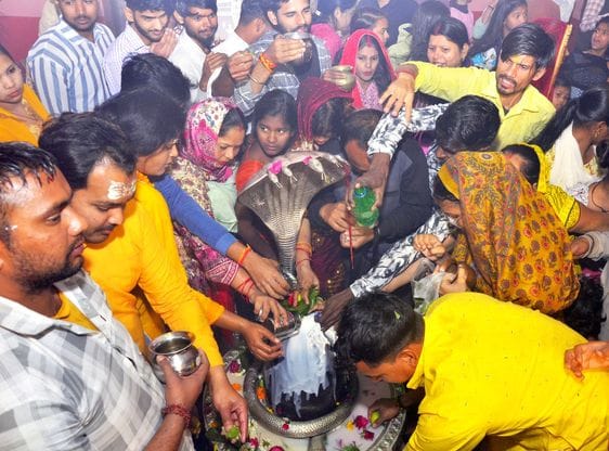 हरप्रसाद मंदिर में भोलेनाथ का जलाभिषेक करते शिव भक्त। संवाद हरप्रसाद मंदिर में भोलेनाथ का जलाभिषेक करते शिव भक्त। संवाद