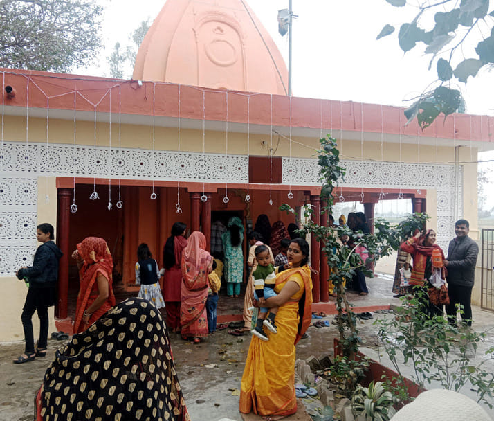 हरप्रसाद मंदिर में भोलेनाथ का जलाभिषेक करते शिव भक्त। संवाद हरप्रसाद मंदिर में भोलेनाथ का जलाभिषेक करते शिव भक्त। संवाद