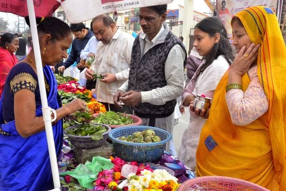 हरप्रसाद मंदिर में भोलेनाथ का जलाभिषेक करते शिव भक्त। संवाद हरप्रसाद मंदिर में भोलेनाथ का जलाभिषेक करते शिव भक्त। संवाद