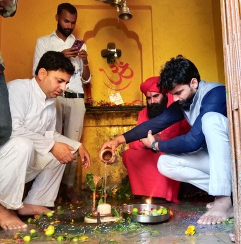 हरप्रसाद मंदिर में भोलेनाथ का जलाभिषेक करते शिव भक्त। संवाद हरप्रसाद मंदिर में भोलेनाथ का जलाभिषेक करते शिव भक्त। संवाद