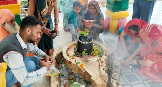 हरप्रसाद मंदिर में भोलेनाथ का जलाभिषेक करते शिव भक्त। संवाद हरप्रसाद मंदिर में भोलेनाथ का जलाभिषेक करते शिव भक्त। संवाद