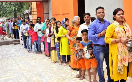 हरप्रसाद मंदिर में भोलेनाथ का जलाभिषेक करते शिव भक्त। संवाद हरप्रसाद मंदिर में भोलेनाथ का जलाभिषेक करते शिव भक्त। संवाद