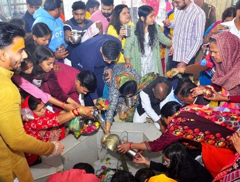 हरप्रसाद मंदिर में भोलेनाथ का जलाभिषेक करते शिव भक्त। संवाद हरप्रसाद मंदिर में भोलेनाथ का जलाभिषेक करते शिव भक्त। संवाद