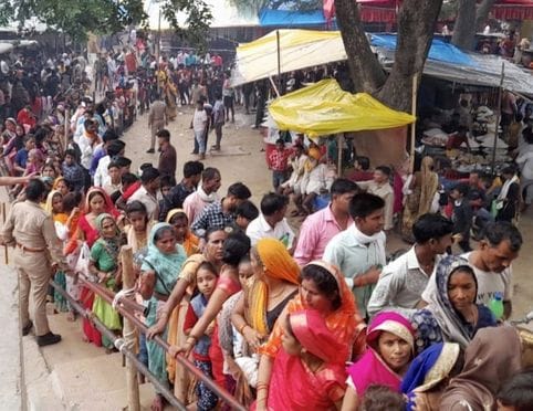 हरप्रसाद मंदिर में भोलेनाथ का जलाभिषेक करते शिव भक्त। संवाद हरप्रसाद मंदिर में भोलेनाथ का जलाभिषेक करते शिव भक्त। संवाद