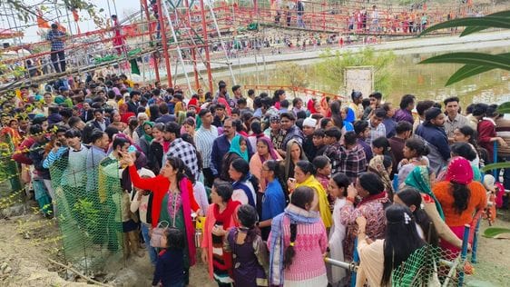कोटला कलां शिव मंदिर में महाशिवरात्री पर्व पर जल चढा़ते हुए शिवभक्त।संवाद