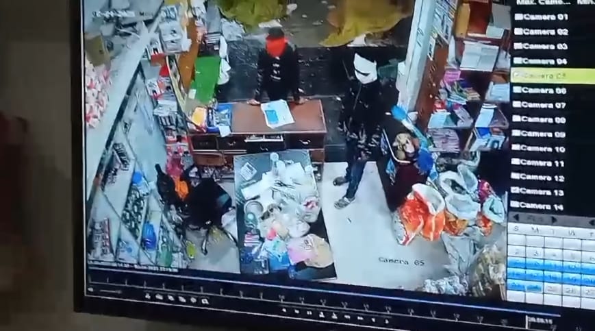 दुकान में घुसकर कट्टे की नोक पर लाखों की लूट, घटना CCTV में कैद, वीडियो वायरल...