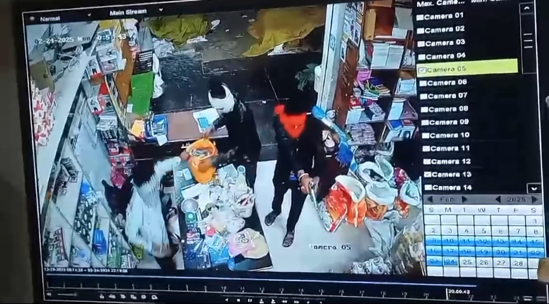 दुकान में घुसकर कट्टे की नोक पर लाखों की लूट, घटना CCTV में कैद, वीडियो वायरल...
