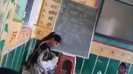 महिला शिक्षिका ने ब्लैकबोर्ड पर लिखे परीक्षा के उत्तर, नकल का वीडियो वायरल, सस्पेंड