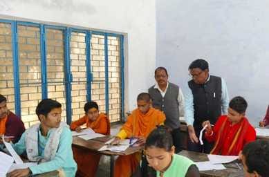 परीक्षा केंद्र अजमानी इंटरनेशनल स्कूल से सीबीएसई बोर्ड परीक्षा में पेपर देकर बाहर निकलते बच्चे। परीक्षा केंद्र अजमानी इंटरनेशनल स्कूल से सीबीएसई बोर्ड परीक्षा में पेपर देकर बाहर निकलते बच्चे।