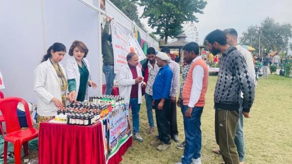 पीरखो में बुधवार को लगाए गए आयुष चिकित्सा शिविर में लोगों को आयुष दवाओं के महत्व के बारे में सम पीरखो में बुधवार को लगाए गए आयुष चिकित्सा शिविर में लोगों को आयुष दवाओं के महत्व के बारे में सम
