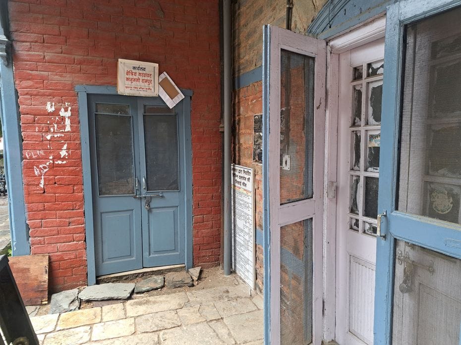 पटवारी कानूनगों संघ  अवकाश   पर जाने से रामपुर तहसील कार्यालय के बार दिन रहा सूना रहा परिसर।