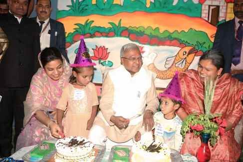  राज्यपाल मंगूभाई पटेल आर्ट सेंटर का किया लोकार्पण,आंगनबाड़ी केंद्र बच्चों का मनाया जन्मदिन