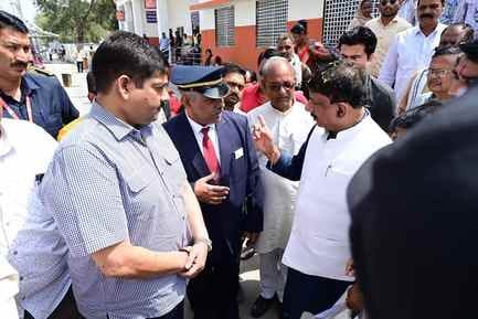 सीहोर। भोपाल सांसद आलोक शर्मा ने अचानक रेलवे स्टेशन का निरीक्षण करने पहुंचे