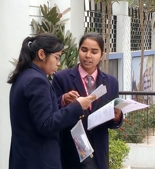 शहर के बेनहर पब्लिक स्कूल परीक्षा केंद्र पर परीक्षा देकर आते छात्र छात्राएं। संवाद