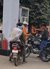 शहर में एक पेट्रोल पंप पर बगैर हेलमेट डाला जा रहा पेट्रोल।संवाद शहर में एक पेट्रोल पंप पर बगैर हेलमेट डाला जा रहा पेट्रोल।संवाद