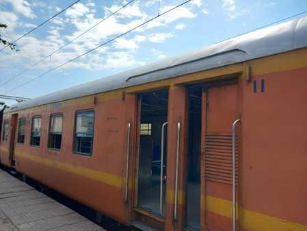 ट्रेन नंबर 64545 में छत से टपक रहे पानी की समस्या को लेकर एक्स के माध्यम से भेजी गई शिकायत। सो ट्रेन नंबर 64545 में छत से टपक रहे पानी की समस्या को लेकर एक्स के माध्यम से भेजी गई शिकायत। सो