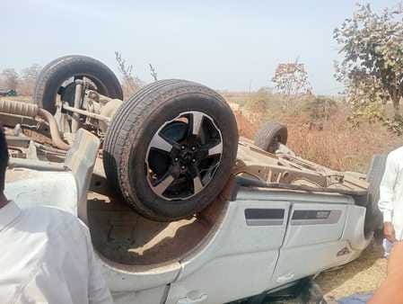 देवास जिले के खातेगांव विधायक आशीष शर्मा की पलटी स्कॉर्पियो गाड़ी देवास जिले के खातेगांव विधायक आशीष शर्मा की पलटी स्कॉर्पियो गाड़ी