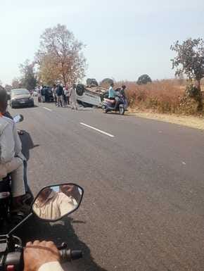 देवास जिले के खातेगांव विधायक आशीष शर्मा की पलटी स्कॉर्पियो गाड़ी देवास जिले के खातेगांव विधायक आशीष शर्मा की पलटी स्कॉर्पियो गाड़ी