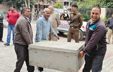 27 सीटीके...07 मतदाता सूची से वोट कटने पर चुनाव अधिकारी प्रदीप मलिक से बातचीत करते वकील। अमर 27 सीटीके...07 मतदाता सूची से वोट कटने पर चुनाव अधिकारी प्रदीप मलिक से बातचीत करते वकील। अमर