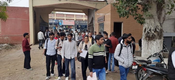 27जेएनडी18: शहर के एक परीक्षा केंद्र में परीक्षा देते हुए विद्यार्थी। शिक्षक 27जेएनडी18: शहर के एक परीक्षा केंद्र में परीक्षा देते हुए विद्यार्थी। शिक्षक
