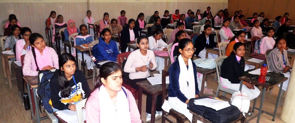 आर्य महिला महाविद्यालय में अमर उजाला द्वारा आयोजित पुलिस की पाठशाला कार्यक्रम में बोलते एसपी ग् आर्य महिला महाविद्यालय में अमर उजाला द्वारा आयोजित पुलिस की पाठशाला कार्यक्रम में बोलते एसपी ग्