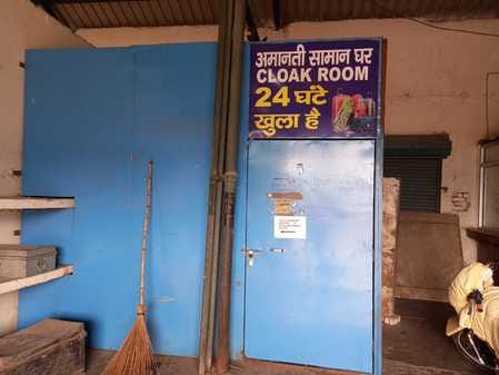 अंबाला कैंट रेलवे स्टेशन के परिसर में कबाड़ में पड़ी गोल्फ कार्ट। संवाद अंबाला कैंट रेलवे स्टेशन के परिसर में कबाड़ में पड़ी गोल्फ कार्ट। संवाद