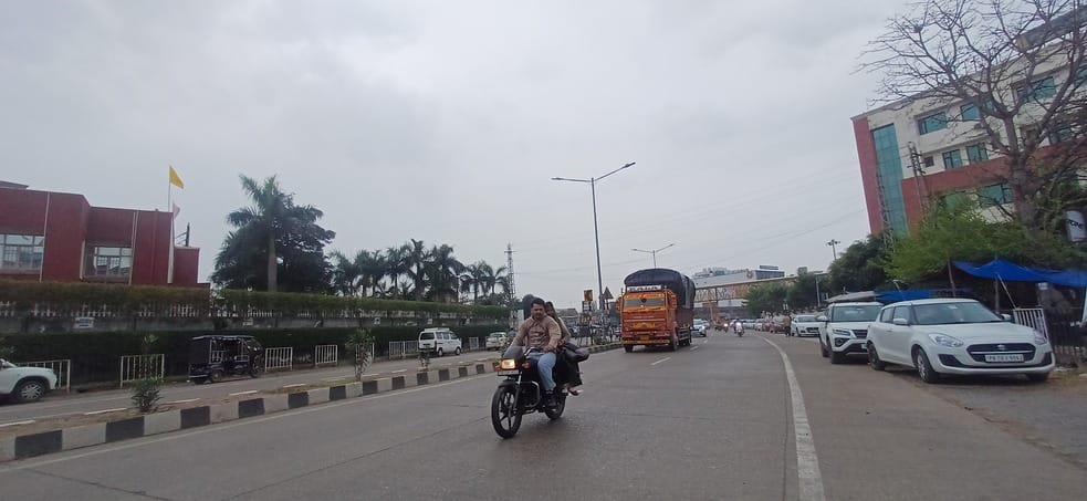अंबाला में रूक रूक कर हो रही बरसात के दौरान सड़क के गुजरता साइकिल सवार। संवाद अंबाला में रूक रूक कर हो रही बरसात के दौरान सड़क के गुजरता साइकिल सवार। संवाद