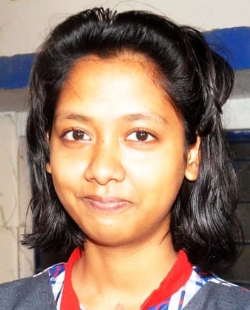 अंटा चौराहा स्थित परीक्षा केंद्र से सीबीएसई की परीक्षा देकर बाहर आते छात्र-छात्राएं। संवाद