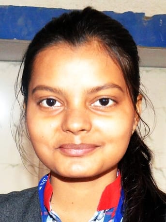 अंटा चौराहा स्थित परीक्षा केंद्र से सीबीएसई की परीक्षा देकर बाहर आते छात्र-छात्राएं। संवाद