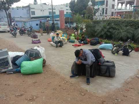 हादसे में क्षतिग्रस्त बस।संवाद हादसे में क्षतिग्रस्त बस।संवाद