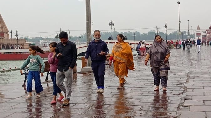 कुरुक्षेत्र। हल्की बूंदाबांदी के बीच सड़क से गुजरते राहगीर। संवाद कुरुक्षेत्र। हल्की बूंदाबांदी के बीच सड़क से गुजरते राहगीर। संवाद