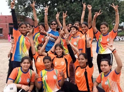 खुर्जा के एकेपी डिग्री कॉलेज में आयोजित खेल प्रतियोगिता में प्रतिभाग करती छात्राएं । संवाद