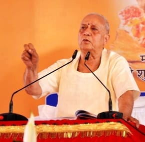 मुमुक्षु आश्रम में रामकथा का श्रवण करते श्रद्धालु। स्रोत: आयोजक मुमुक्षु आश्रम में रामकथा का श्रवण करते श्रद्धालु। स्रोत: आयोजक