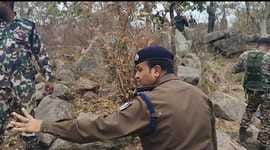 नक्सलियों के ठिकाने से केन बम बरामद करते पुलिस नक्सलियों के ठिकाने से केन बम बरामद करते पुलिस