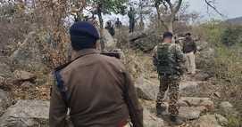 नक्सलियों के ठिकाने से केन बम बरामद करते पुलिस नक्सलियों के ठिकाने से केन बम बरामद करते पुलिस