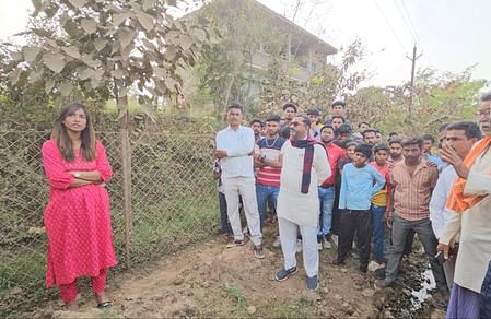 सीहोर। खलिहान में खड़ी मशीन को जब्त करने पहुंचीं खनिज अधिकारी