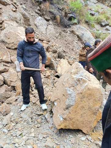सैंज सुनी सड़क ओगली के पास भूस्खलन से अवरूद्ध मार्ग को बहाल करने में जुटे बस की सवारियां। स्त सैंज सुनी सड़क ओगली के पास भूस्खलन से अवरूद्ध मार्ग को बहाल करने में जुटे बस की सवारियां। स्त