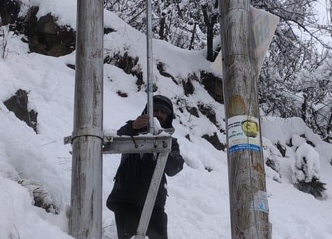 सैंज सुनी सड़क ओगली के पास भूस्खलन से अवरूद्ध मार्ग को बहाल करने में जुटे बस की सवारियां। स्त सैंज सुनी सड़क ओगली के पास भूस्खलन से अवरूद्ध मार्ग को बहाल करने में जुटे बस की सवारियां। स्त