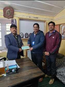 स्टेट बैंक शाखा कुंगश  एक विशेष योजना के तहत जमा दो स्कूल कुंगश क दो लाख का चेक देते हुए। संवाद