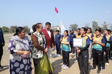 28जेएनडी33-हैंडबॉल प्रतियोगिता में गोल करने का प्रयास करती खिलाड़ी। संवाद 28जेएनडी33-हैंडबॉल प्रतियोगिता में गोल करने का प्रयास करती खिलाड़ी। संवाद