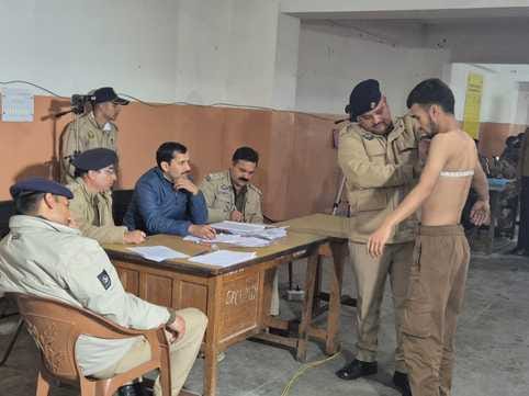 अणु इंडोर स्टेडियम में पुलिस भर्ती प्रक्रिया के दौरानशारीरिक मानक परीक्षा में भाग लेते पुरुष अभ